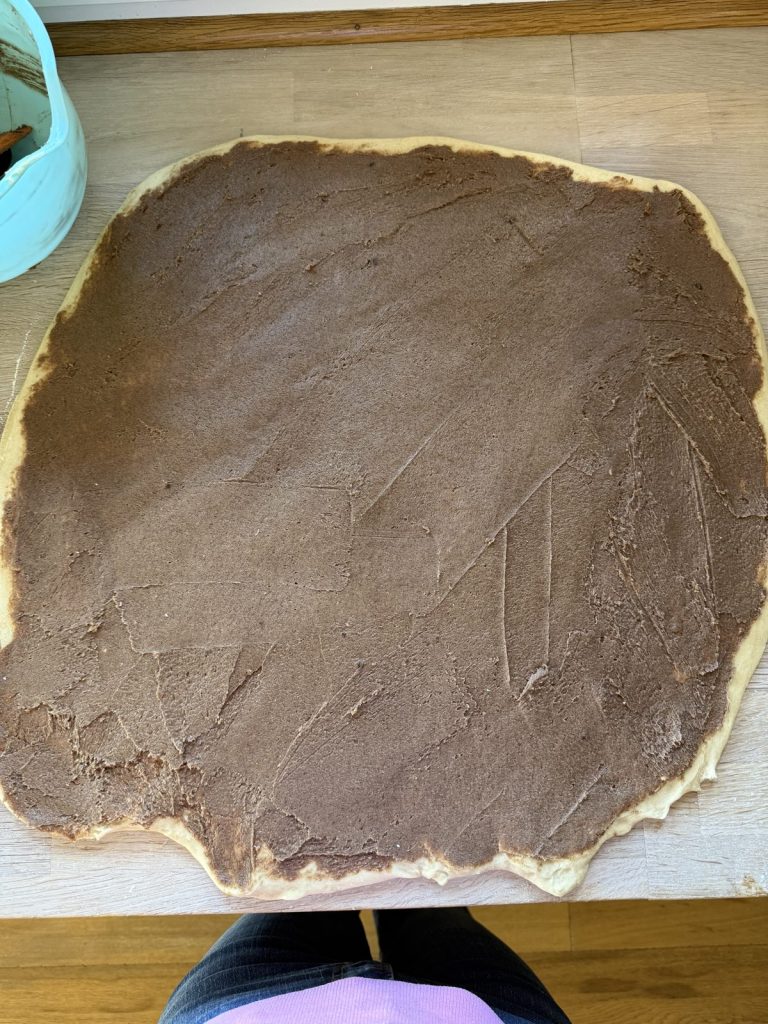 Deig med kanelfyll fordelt utover