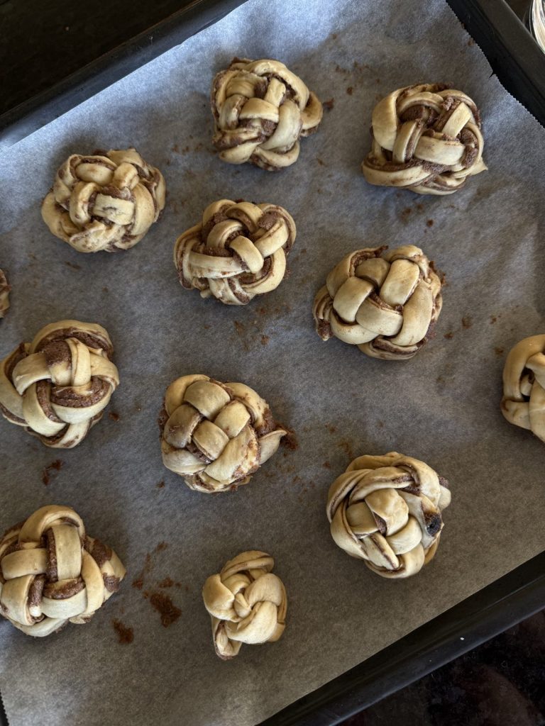 Flettede kanelknuter klare for etterheving