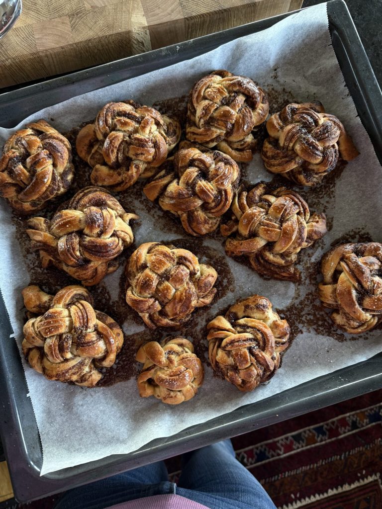 Nystekte kanelknuter på brettet