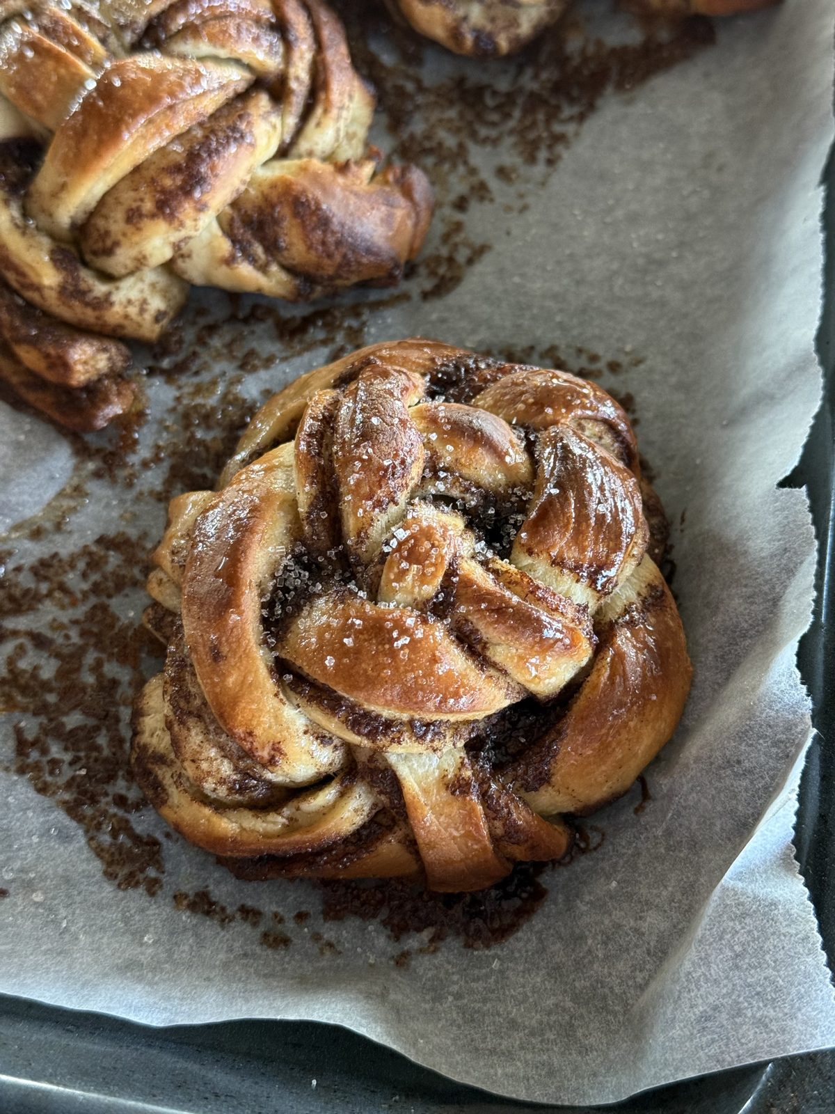Ferdigstekte kanelknuter med sukkerlake